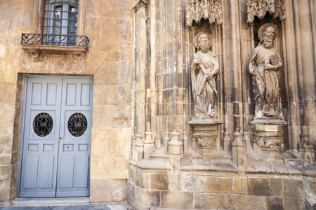 MURCIA,SPAIN-SEPTEMBER 21,2017:Cathedral Church of Saint Mary,detail door and religious image statue in Murcia,Spain.のeditorial素材