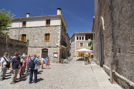 BESALU,SPAIN-MAY 17,2017:Street view of medieval village of Besalu,Catalonia,Spain.のeditorial素材