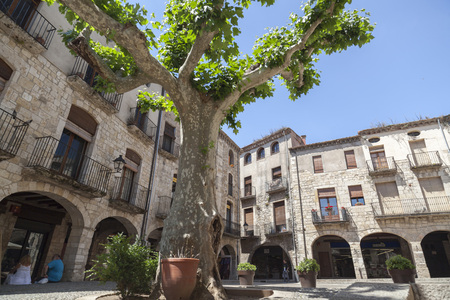 BESALU,SPAIN-MAY 17,2017:Street view of medieval village of Besalu,Catalonia,Spain.のeditorial素材