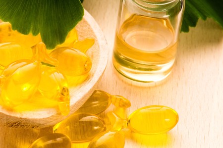 ginko biloba essential oil with fresh leaves - beauty treatment の写真素材