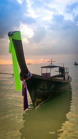 Long tail boat in sunset in Railay beach in Krabi province. Ao Nang, Thaillandの写真素材
