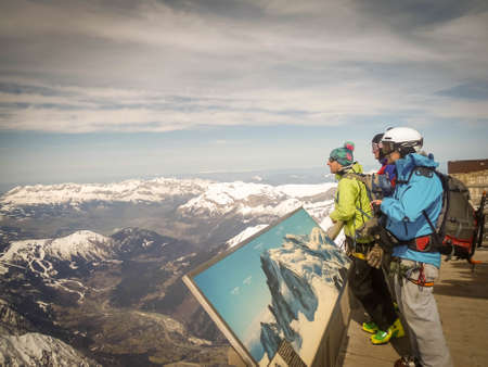 Skiers at Aguille du Midi , 3.842m hig in the Mont Blanc massif of the french Alps in France. Very famous place to visit in the Apls. Cable car and skiersのeditorial素材