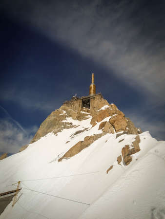 Aguille du Midi , 3.842m hig in the Mont Blanc massif of the french Alps in France. Very famous place to visit in the Apls. Cable car and skiersのeditorial素材