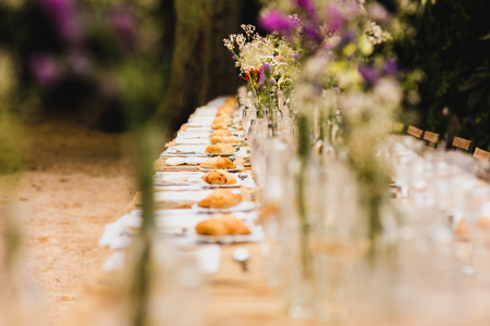 Decoration of the centerpieces of a wedding with the cutlery and vintage details.の写真素材