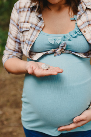 Pictures of the belly of pregnant women in nature with natural backgroundの写真素材