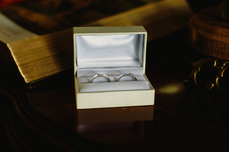 Single gold and silver wedding rings