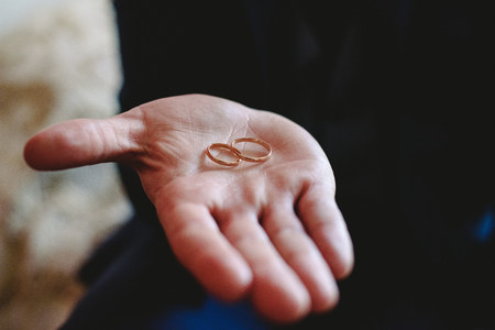 Single gold and silver wedding rings