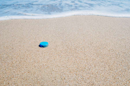 Photograph that illustrates the incitement of vacationers who throw garbage and plastic on the beach, dirtying and polluting it.の写真素材