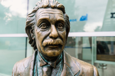 Statue of the scientist Albert Einstein in a public park.のeditorial素材