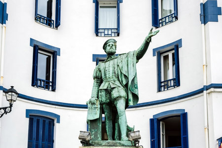 Statue of the Spanish explorer Sebastian Elcano in his hometown, Getaria.のeditorial素材
