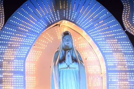 Statue of the Virgin Mary in front of the entrance to the Templeの写真素材