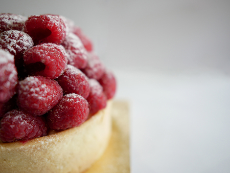 Close up raspberry tart with white backgroundの写真素材