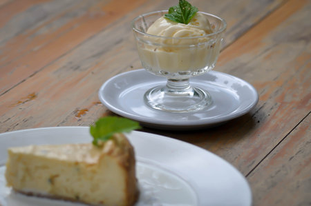 ice cream or vanilla ice cream, cup of ice cream