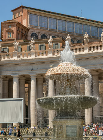 VATICAN CITY - JULY 1, 2016: St. Peter's square with Bernini's Fountain located directly in front of St. Peter's Basilica in the Vatican City, inside Romeのeditorial素材