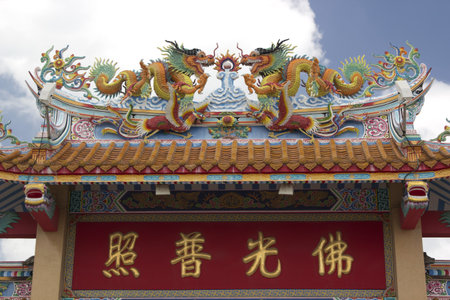 twin dragon statues in chinese style on top of general temple roof のeditorial素材
