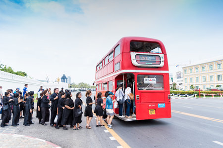 Editorial: Bangkok City, Thailand, 6th March 2017. People has wating and queue for take in the red shuttle bus service at Wat Pra Kaew in Bangkok Thailand.のeditorial素材