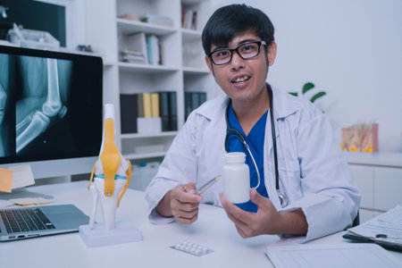 The doctor at the clinic recommended a targeted treatment plan, using the latest medicine to improve...