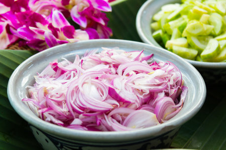 Onions sliced to make food with health benefits.の写真素材
