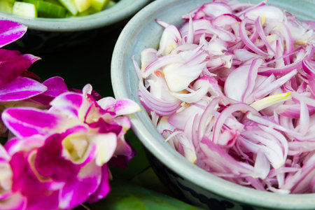 Onions sliced to make food with health benefits.の写真素材
