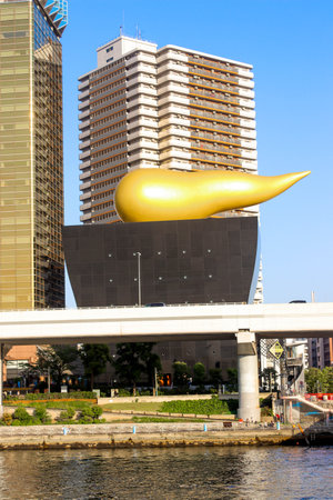 Sumida river viewpoint to see Asahi tower landmark in tokyoのeditorial素材