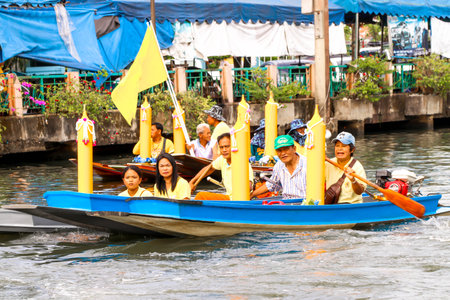 SAMUTSAKORN, THAILAND - JULY 27, Thailand People in boat Parading Traditional of candles to temple at Katumban in Samutsakorn, Thailand on July 27, 2018.JPGのeditorial素材