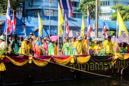 SAMUTSAKORN, THAILAND - JULY Big Boat and People in Parade candle to temple at Katumban in Samutsakorn, Thailand on July 16, 2019のeditorial素材