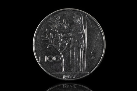100 Italian lira coin from 1977 isolated on blackの写真素材