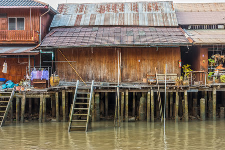 The traditional riverside Thai village at Amphawa district in countryside of Thailandのeditorial素材