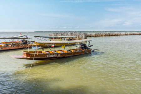 SAMUT SONGKHRAM, THAILAND - MAY 1, 2016: Tourist long-tailed boats give a service for tourists with the opportunity to see the coast of Don Hoi Lot. It is in Samut Songkhram Province, Thailand.のeditorial素材