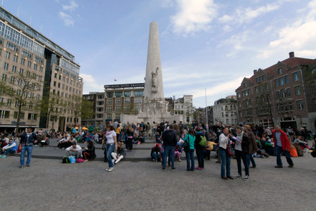Amsterdam netherlandsmay 8 2015: Dam Square in Amsterdam with tourists and the National Monument to commemorate World War II in Netherlandsのeditorial素材