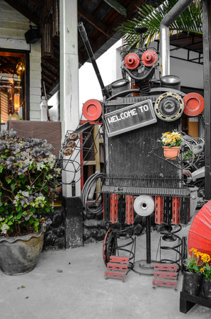 display metal robot vintage with welcome backboardの写真素材