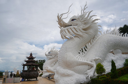 white chinese dragon sculptureの写真素材