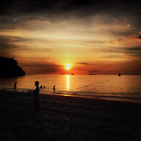 Beautiful sunset by the beachの素材