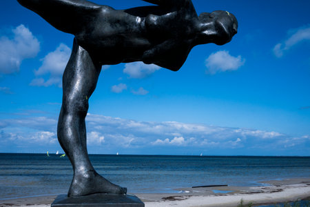A bronse statue which frame the landscape with inclued sea an sky.のeditorial素材