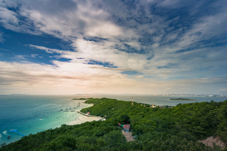 Quiet beach on Koh Lan, Thailandの写真素材