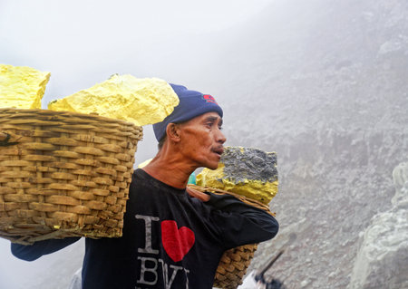 Sulfur minner in Ijen Craterのeditorial素材