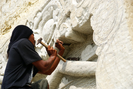 An artist who makes sculptures.のeditorial素材