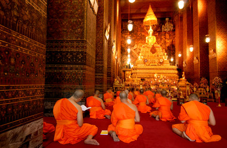 Buddha image and monks in Wat Pho Temple, Bangkok, Thailandのeditorial素材