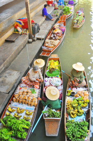 DAMNOEN SADUAK, THAILAND - MARCH 05   Floating markets on March 5, 2013 in Damnoen Saduak, Thailand  Until recently, the main form of trade, now mostly a tourist attraction  のeditorial素材