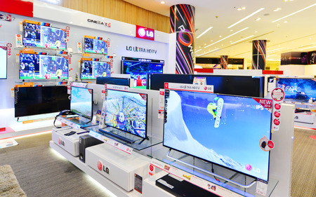 BANGKOK - SEP 22: LCDs display at Power Buy in Siam Paragon , Bangkok on Sep 22, 2014. It is owned by Central Pattana for selling electronic merchandises.のeditorial素材