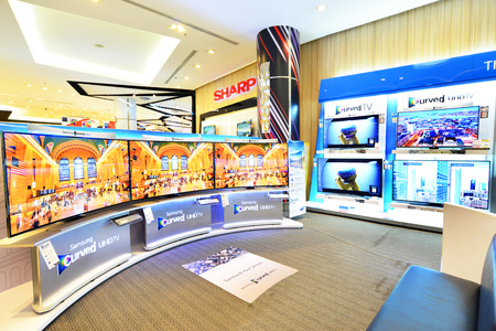 BANGKOK - SEP 22: LCDs display at Power Buy in Siam Paragon , Bangkok on Sep 22, 2014. It is owned by Central Pattana for selling electronic merchandises.のeditorial素材