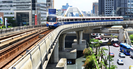 BANGKOK - August 10: A BTS Skytrain runs through the city centre on August 10, 2014 in Bangkok, Thailandのeditorial素材