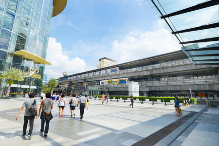 BANGKOK - AUG 3 : Shoppers visit Siam Paragon mall in Siam Square mall on August 3, 2014 in Bangkok,Thailand. Siam Paragon is one of the largest malls in the world.のeditorial素材