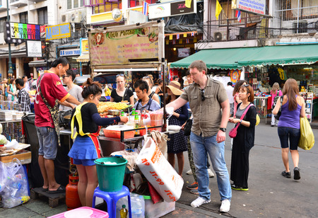 BANGKOK - JANUARY 7. cooking on Khao San Road on January 7, 2015 in Bangkok, Thailand. Street cooking is a tradition and ubiquitous in Thailandのeditorial素材