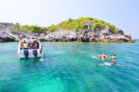 Angthong national marine park - March19 : A group of tourists snorkeling on blue sea water in the tropical beach on March19, 2015 in Wow Island,Mu koh Angthong , Thailandのeditorial素材