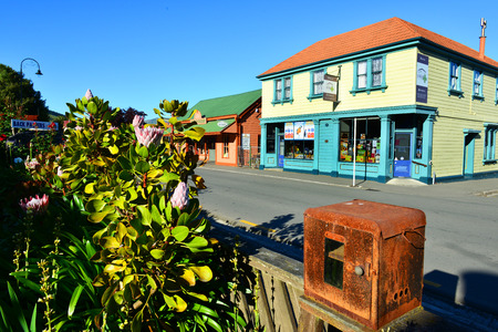 AKAROA, NEW ZEALAND-NOV24: Akaroa village on Nov24, 2014 in Akaroa, NZ. Akaroa is a historic French and British settlement nestled in the heart of an ancient volcano on Banks Peninsula, NZ.のeditorial素材