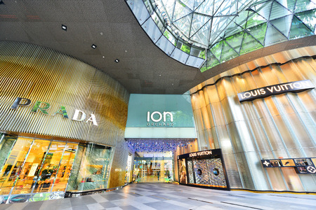 SINGAPORE - CIRCA November, 2015: ION Orchard - one the best shopping centers on Orchard Road. In the mall more than 300 shops of the famous brands.のeditorial素材