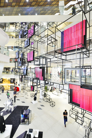 BANGKOK - MAY 28: Interior in Siam Discovery and the new concept is new The Biggest Arena of Lifestyle Experiments. On May 28, 2016, it is a shopping mall in the big centres Bangkok, Thailandのeditorial素材
