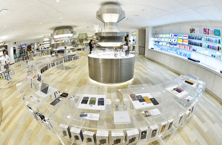 BANGKOK - JUNE 29: Shop in Siam Discovery and the new concept is new The Biggest Arena of Lifestyle Experiments. On June 29, 2016, it is a shopping mall in the big centres Bangkok, Thailandのeditorial素材