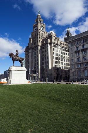 Liver Building and Edward VII statue, Liverpool, England, UKの写真素材